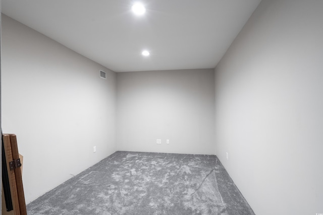carpeted spare room featuring recessed lighting