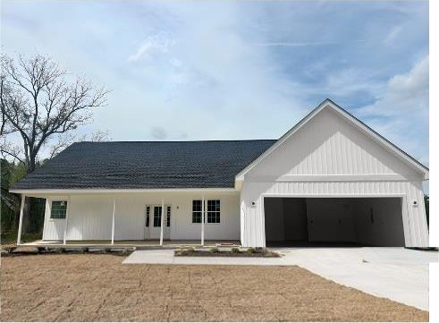 modern farmhouse style home featuring a garage and concrete driveway