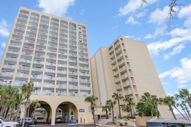 view of apartment building / complex