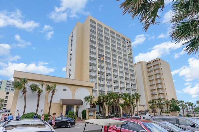 view of apartment building / complex
