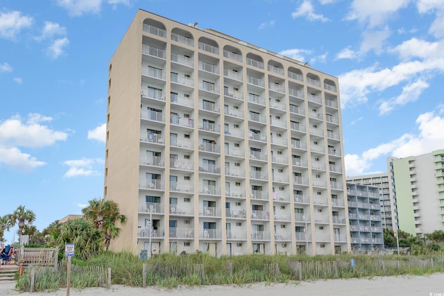 view of apartment building / complex