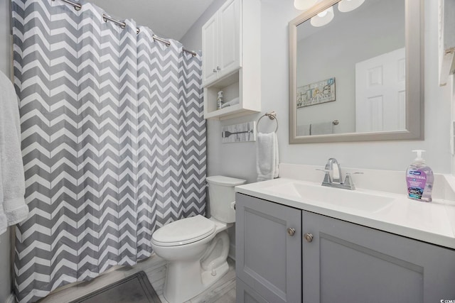 full bath with toilet, vanity, and a shower with curtain