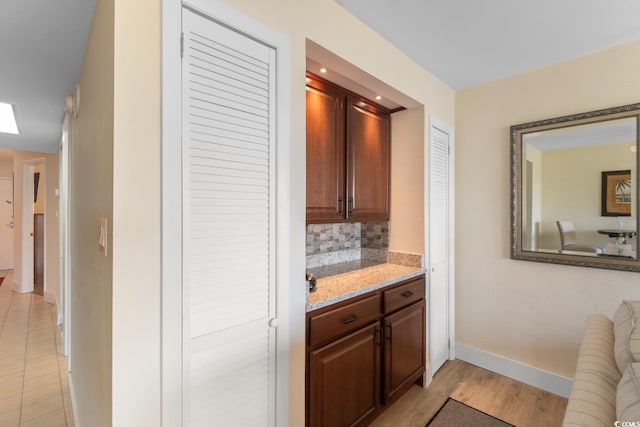 7509 N Ocean Blvd Unit 404, Myrtle Beach, SC 29572 - bar featuring baseboards and decorative backsplash