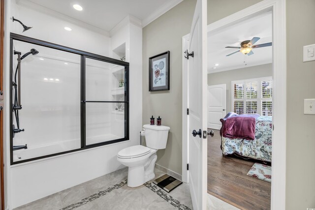 bathroom with ornamental molding, ensuite bath, bath / shower combo with glass door, toilet, and ceiling fan