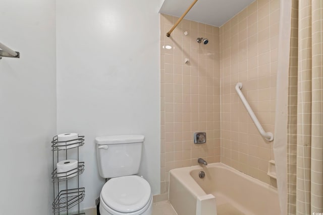 full bathroom with toilet and washtub / shower combination