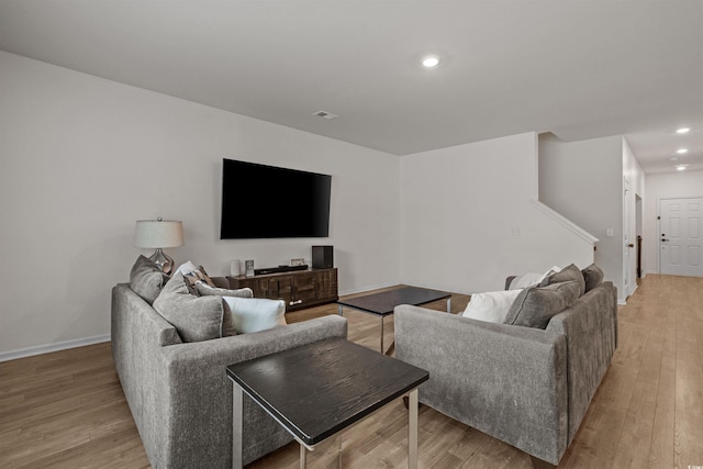 living area featuring light wood-style floors, recessed lighting, and baseboards