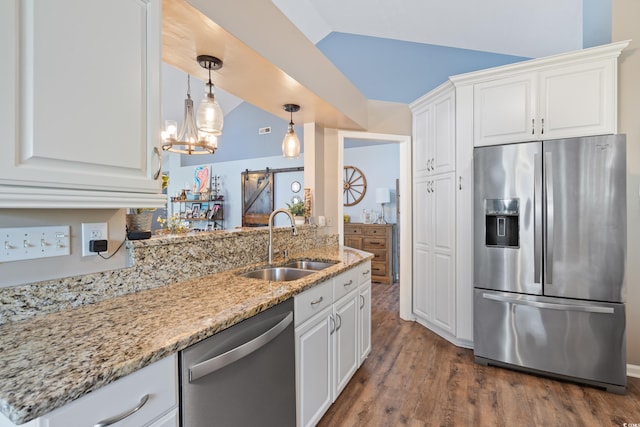 kitchen featuring stainless steel appliances, a sink, dark wood-style floors, white cabinetry, and lofted ceiling