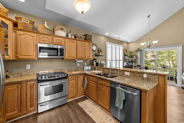 kitchen featuring stainless steel appliances, a peninsula, a sink, a chandelier, and recessed lighting