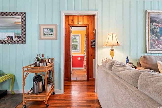 living area with wood-type flooring and baseboards
