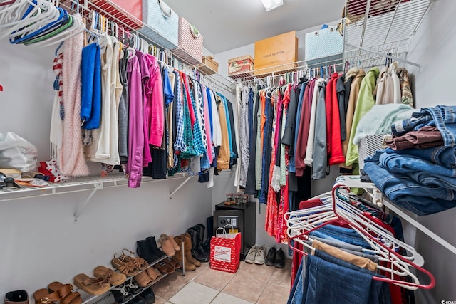 walk in closet featuring tile patterned floors