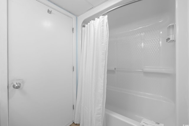 bathroom with shower / bathtub combination with curtain