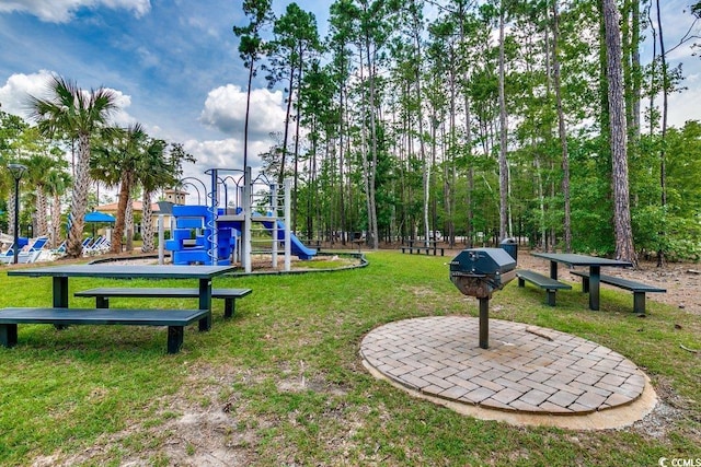 view of home's community featuring a yard