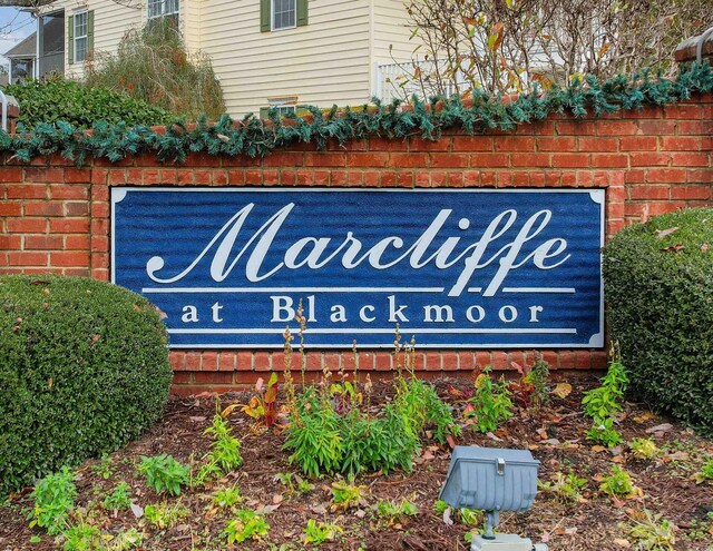 view of community / neighborhood sign