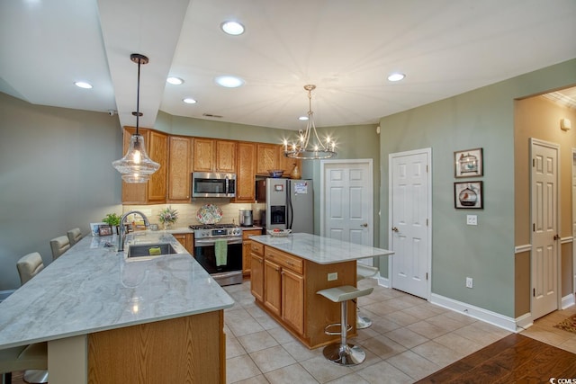 kitchen featuring appliances with stainless steel finishes, a sink, a breakfast bar, tasteful backsplash, and recessed lighting