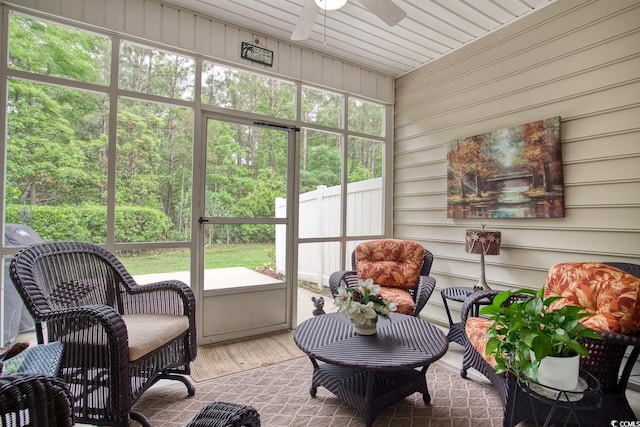 sunroom with ceiling fan