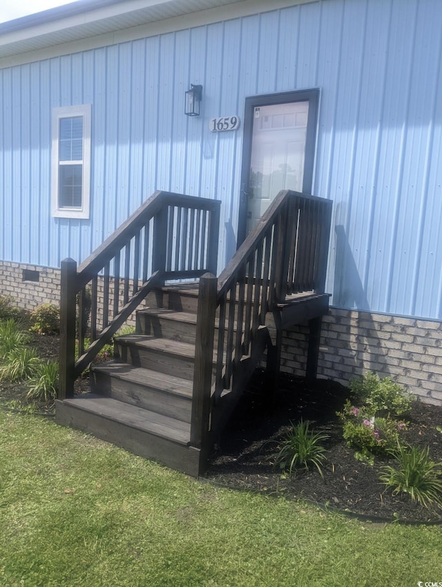 doorway to property with crawl space