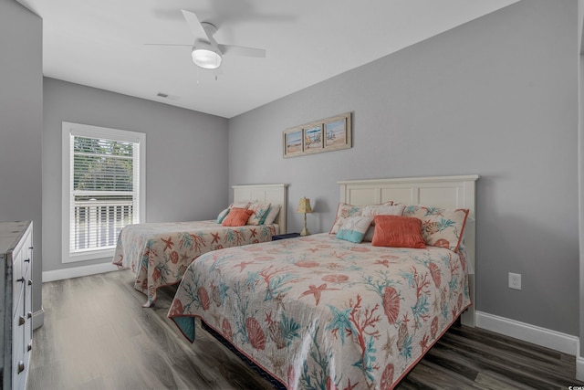 bedroom featuring wood finished floors, baseboards, and a ceiling fan