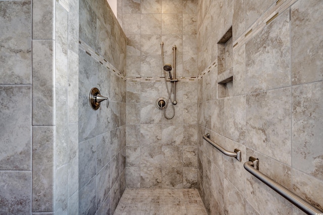 bathroom featuring a tile shower