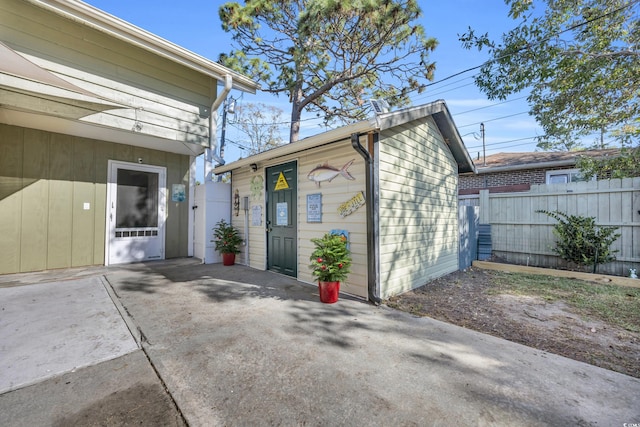 1014 Thomas Ave, North Myrtle Beach, SC 29582 - garage with fence