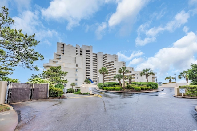 view of apartment building / complex