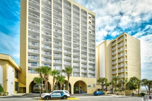 view of apartment building / complex