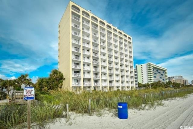 view of apartment building / complex