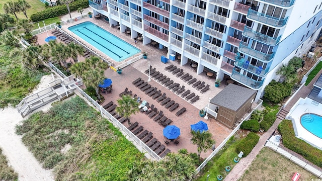 aerial view of a pool area and apartment complex / building