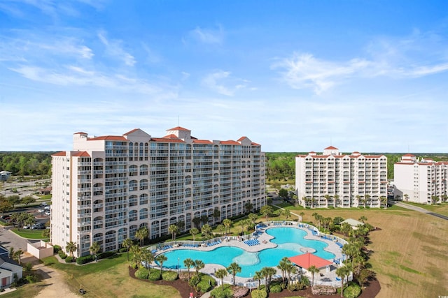 bird's eye view of a pool and apartment complex