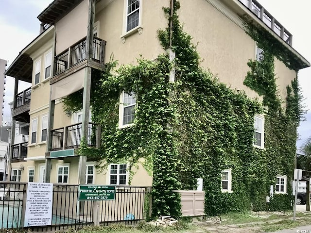 view of apartment building / complex