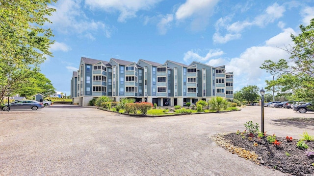 view of apartment building / complex