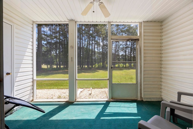 sunroom / solarium with ceiling fan