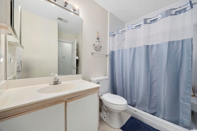 full bathroom featuring a textured ceiling, toilet, curtained shower, and vanity