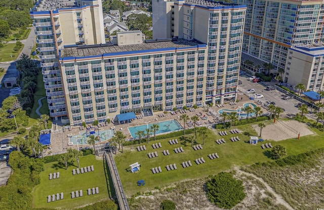 bird's eye view of a pool and apartment complex