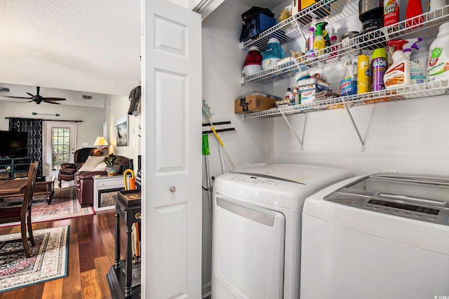 washroom with washer and clothes dryer, dark wood-type flooring, ceiling fan, and a textured ceiling