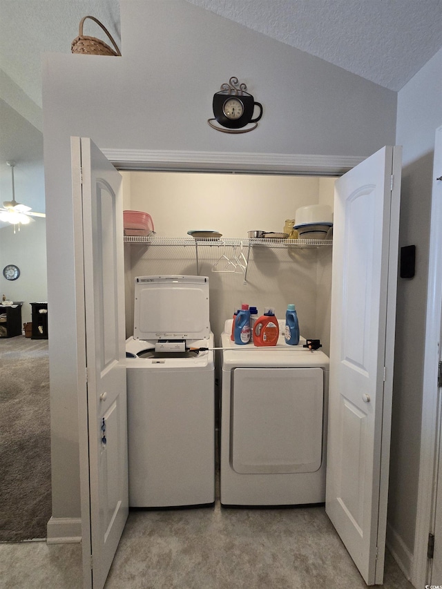 laundry area with independent washer and dryer, carpet, ceiling fan, and a textured ceiling