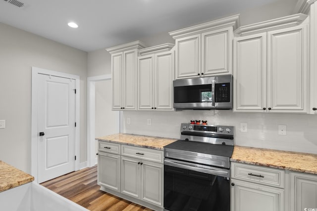 2505 Suzanne Dr, Conway, SC 29526 - kitchen featuring stainless steel appliances, tasteful backsplash, light wood-style flooring, recessed lighting, and white cabinetry