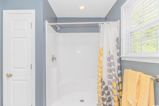 1050 Hagley Dr, Pawleys Island, SC 29585 - full bathroom featuring a shower with curtain