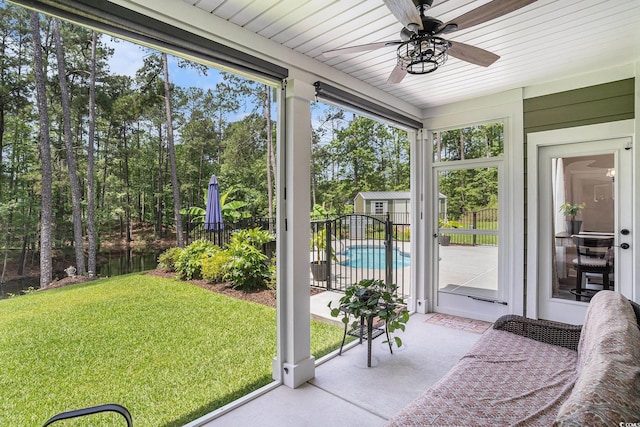 sunroom / solarium with a ceiling fan