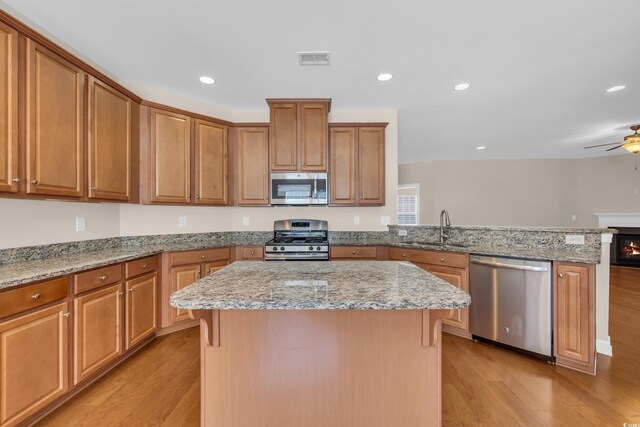 644 Harbor Bay Dr, Murrells Inlet, SC 29576 - kitchen featuring appliances with stainless steel finishes, a sink, light wood-style floors, a peninsula, and recessed lighting