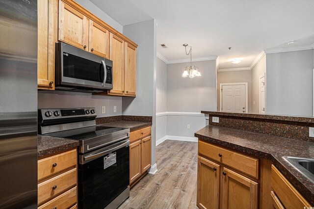 2029 Silvercrest Dr Unit 22B, Myrtle Beach, SC 29579 - kitchen with stainless steel appliances, light wood-type flooring, dark countertops, a chandelier, and baseboards