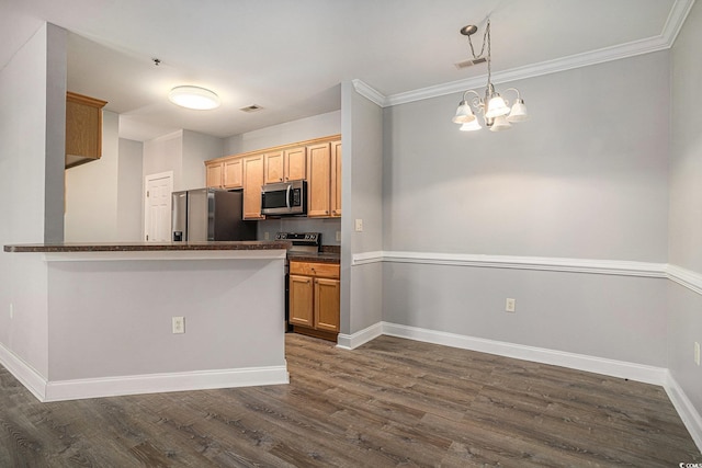 2029 Silvercrest Dr Unit 22B, Myrtle Beach, SC 29579 - kitchen with stainless steel appliances, dark countertops, dark wood-style flooring, a chandelier, and baseboards
