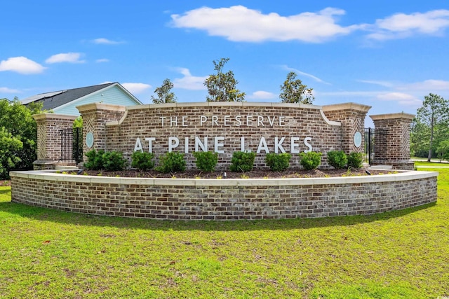 community sign with a lawn
