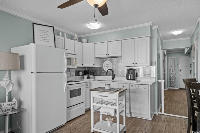 6000 N Ocean Blvd Unit 119, North Myrtle Beach, SC 29582 - kitchen with white appliances, a sink, crown molding, a textured ceiling, and light countertops