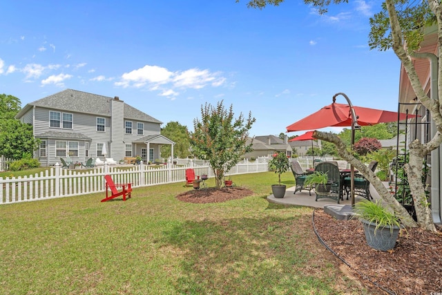 view of yard featuring a patio