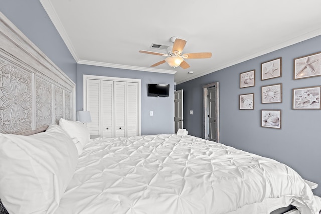 bedroom featuring ornamental molding, a closet, and a ceiling fan