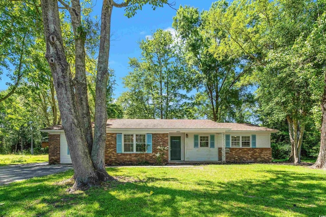 4300 Crows Nest Ct, Myrtle Beach, SC 29579 - ranch-style house featuring brick siding, a front lawn, and asphalt driveway