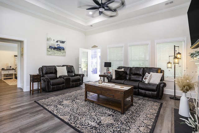 living room featuring ceiling fan, dark wood-style flooring, crown molding, baseboards, and recessed lighting