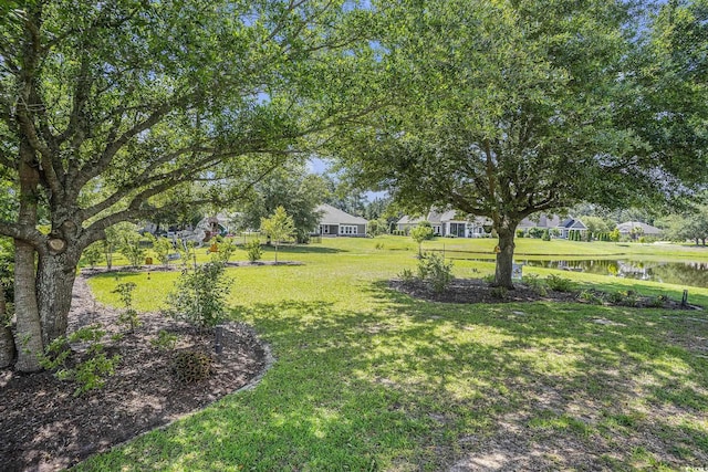 view of grassy yard featuring a water view