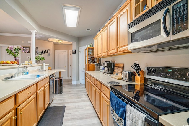 2180 Waterview Dr Unit 725, North Myrtle Beach, SC 29582 - kitchen with stainless steel appliances, a sink, light countertops, and light wood finished floors