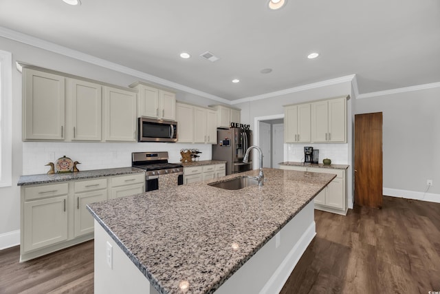 340 Scottsdale Ct, Murrells Inlet, SC 29576 - kitchen with stainless steel appliances, a sink, dark wood-style floors, a center island with sink, and ornamental molding